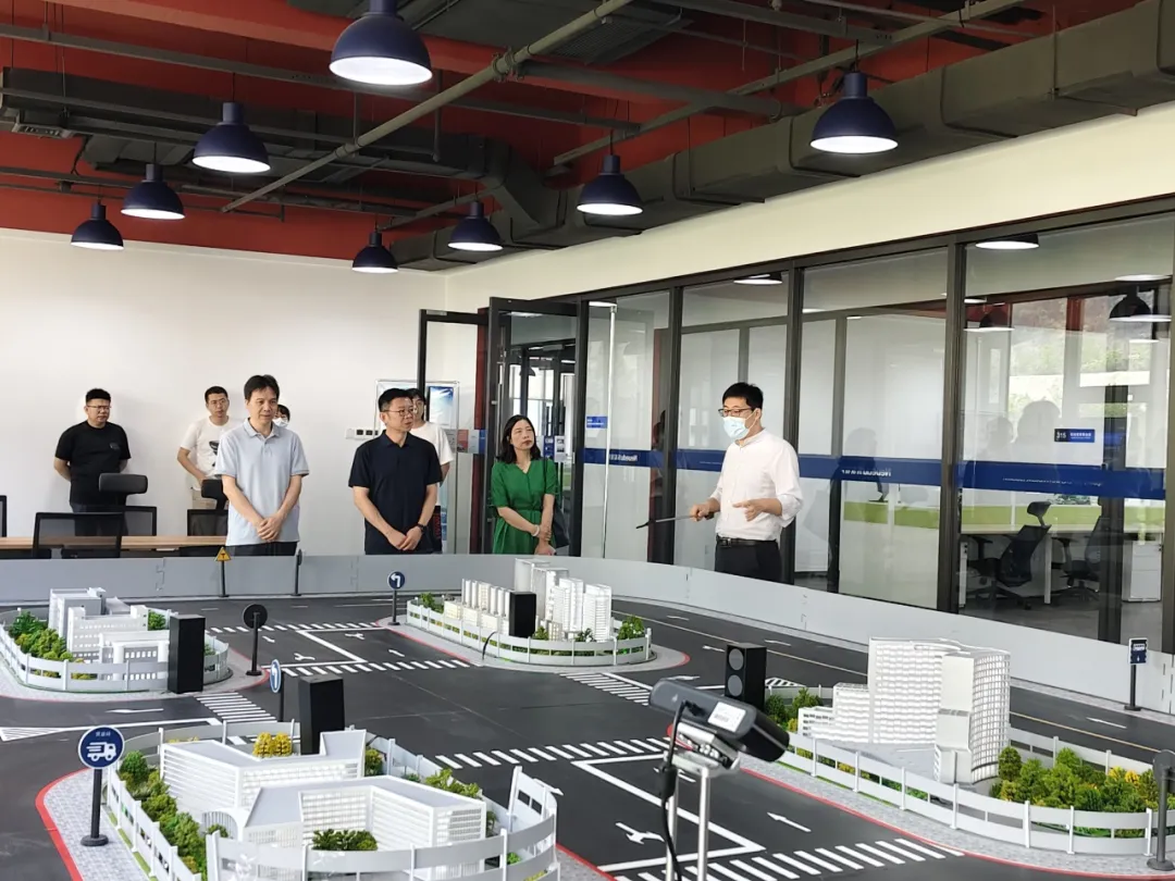 上海行健职业学院一行到访东软教育科技集团参观交流